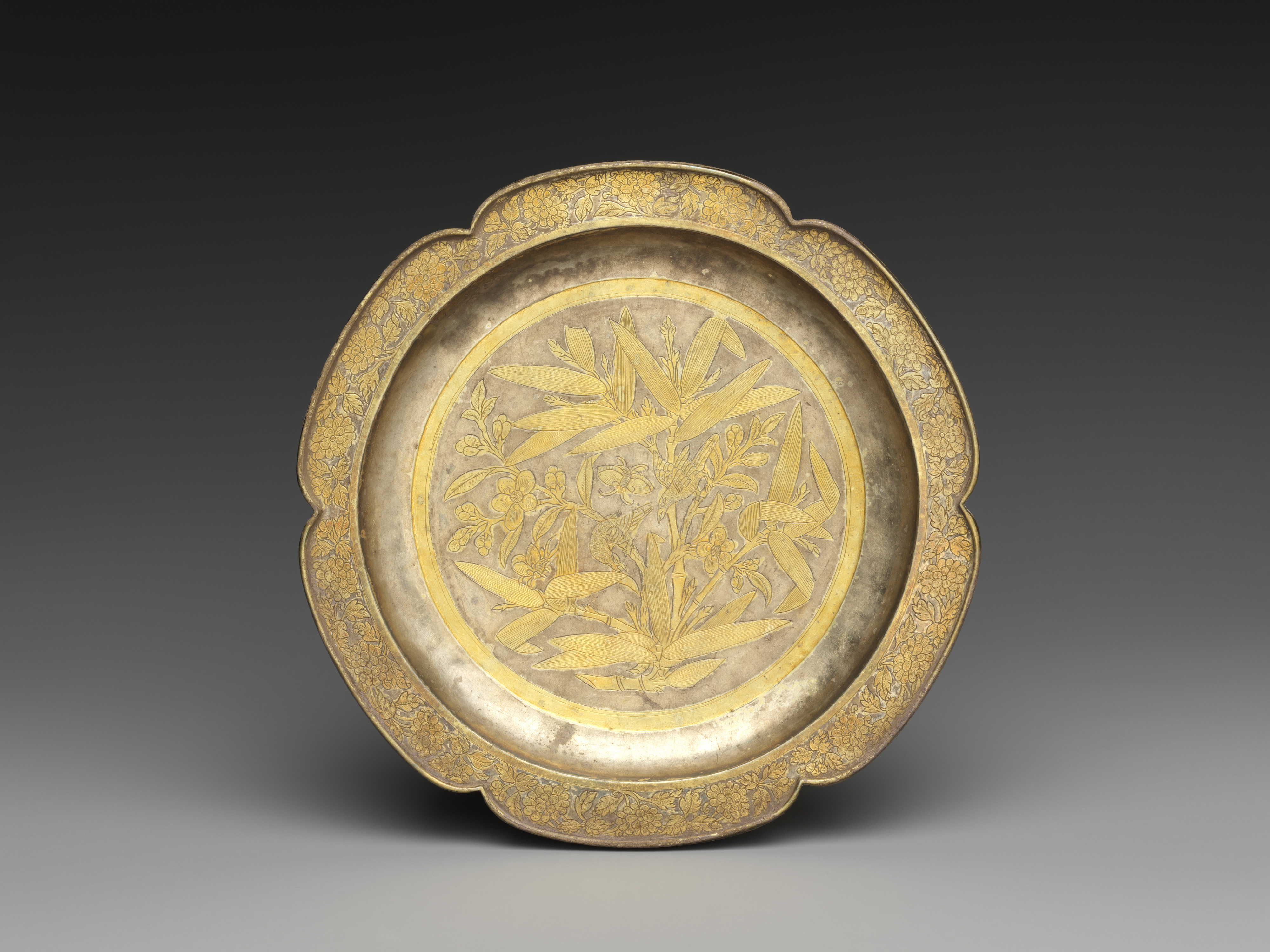 南宋至元代银鎏金花鸟纹酒器（高11.9厘米）