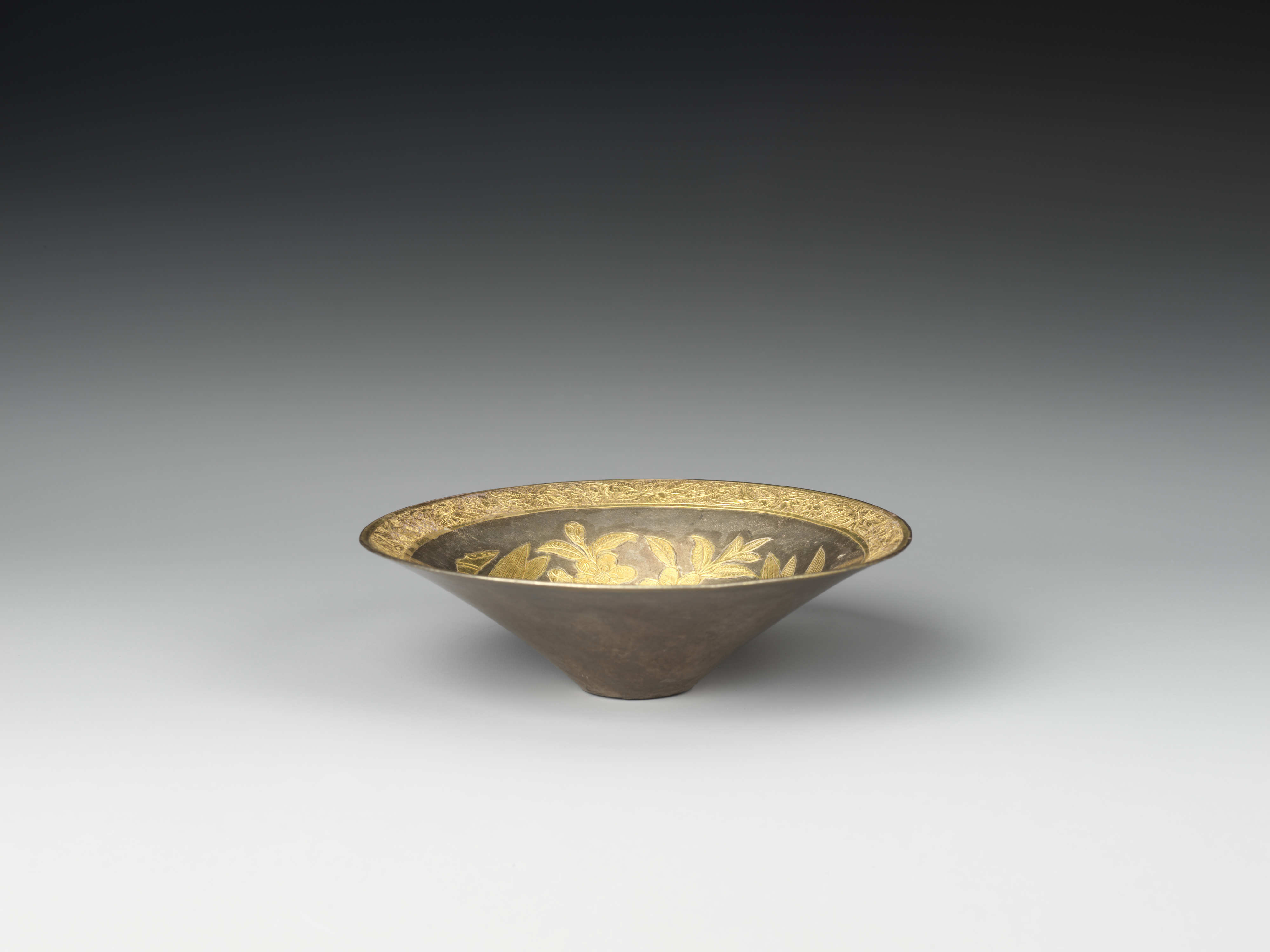南宋至元代银鎏金花鸟纹酒器(高3.2厘米)